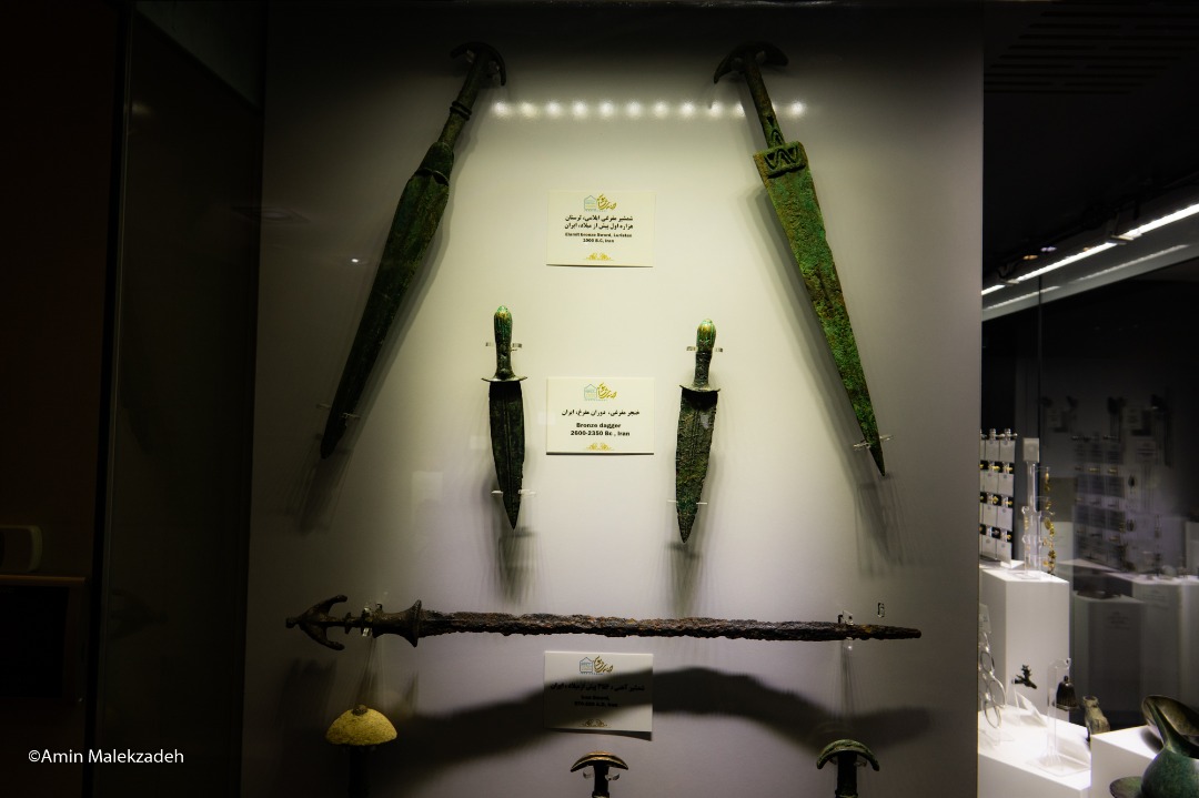 عکس ویترین شمشیرها