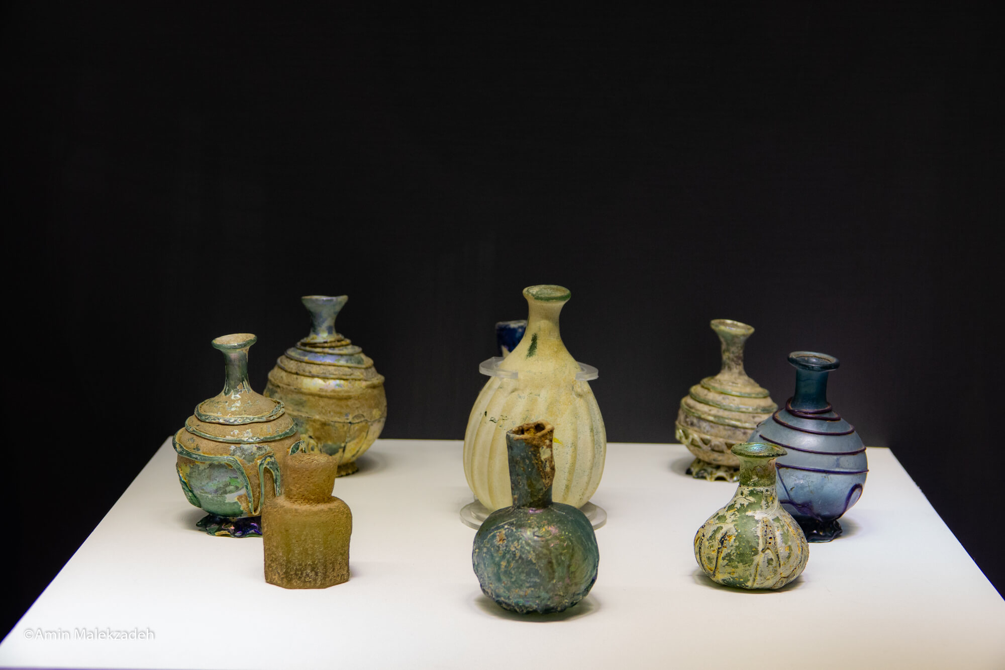 تعدادی از بطری های تزیینی شیشه ای موزه جندی شاپور