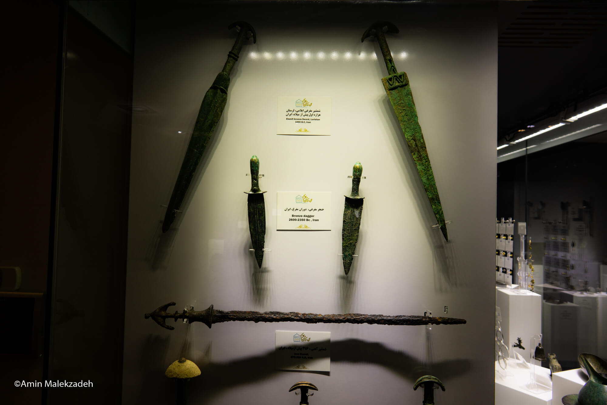 ویترین شمشیرهای فلزی موزه جندی شاپور